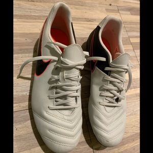 Nike soccer cleats like new 9.5